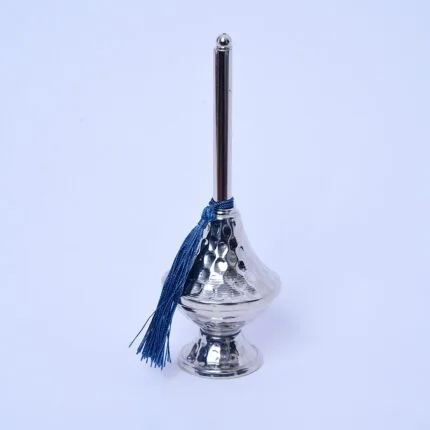 Encensoir artisanal en métal martelé avec un pompon bleu, parfait pour la décoration et l'aromathérapie.