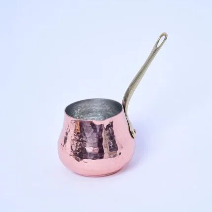 Zazwa artisanale en cuivre martelé avec un manche en laiton, idéale pour préparer le café traditionnel.