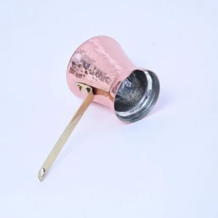Petite Zazwa artisanale en cuivre martelé avec manche en laiton, parfaite pour préparer du café pour deux personnes.