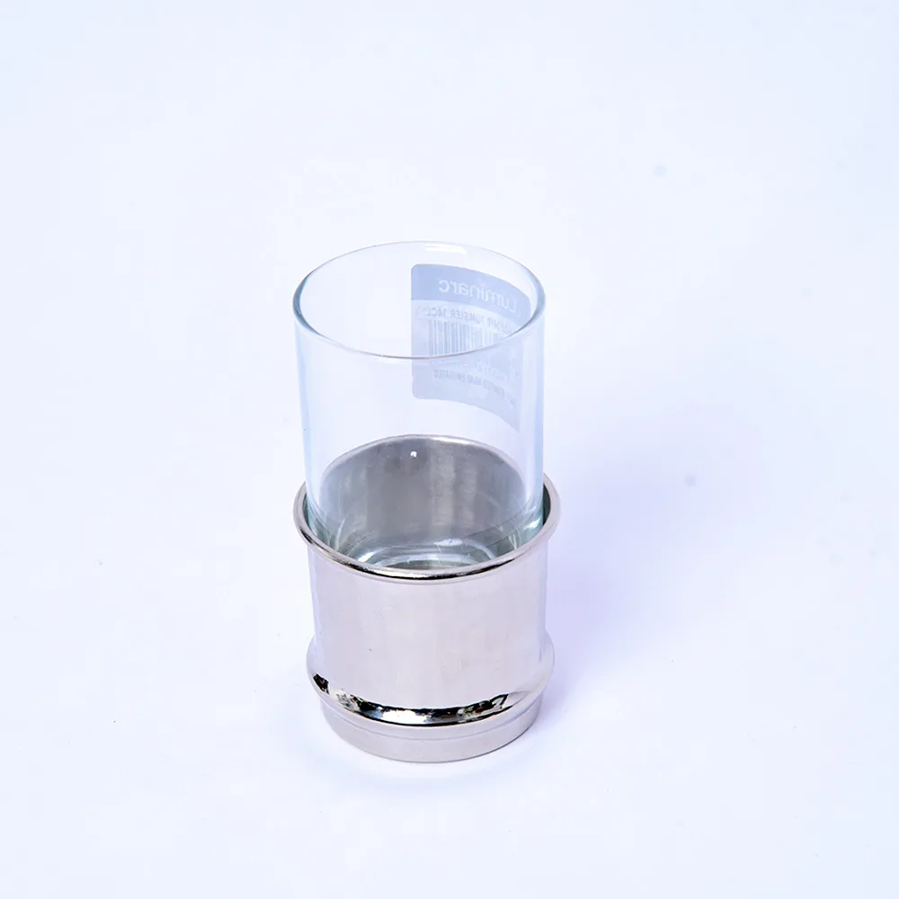 Verre transparent avec base en métal brillant, design élégant