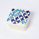 Boîte rectangulaire en céramique avec couvercle décoré de motifs géométriques – Image 2