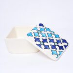 Boîte rectangulaire en céramique avec couvercle décoré de motifs géométriques