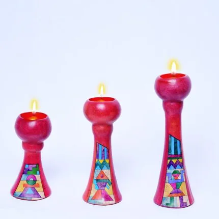 Légende Ensemble de bougeoirs en céramique rouge aux motifs ethniques, pour une décoration unique et chaleureuse. Texte alternatif Trois bougeoirs en céramique rouge de tailles différentes, ornés de motifs géométriques ethniques peints à la main.