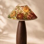 Lampe artisanale en bois d’acajou – Motif floral vintage
