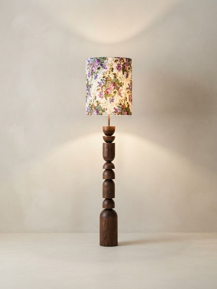 lampadaire-bois-abat-jour-fleuri Lampe sur Pied Héritage – Image 1