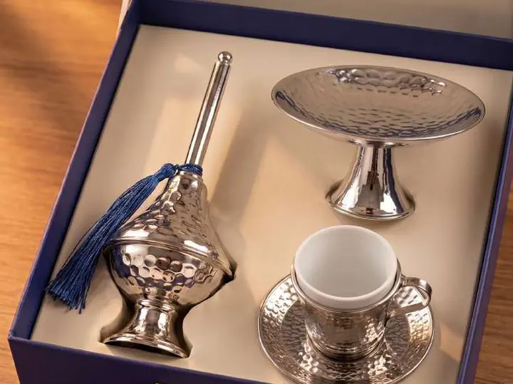Coffret Mejlis : service à café en cuivre argenté martelé dans un écrin bleu
