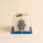 Bougie Artisanale en Cire Parfumée 6 × 6 cm – Motif Khomssa, Fenêtre ou Porte – Image 2
