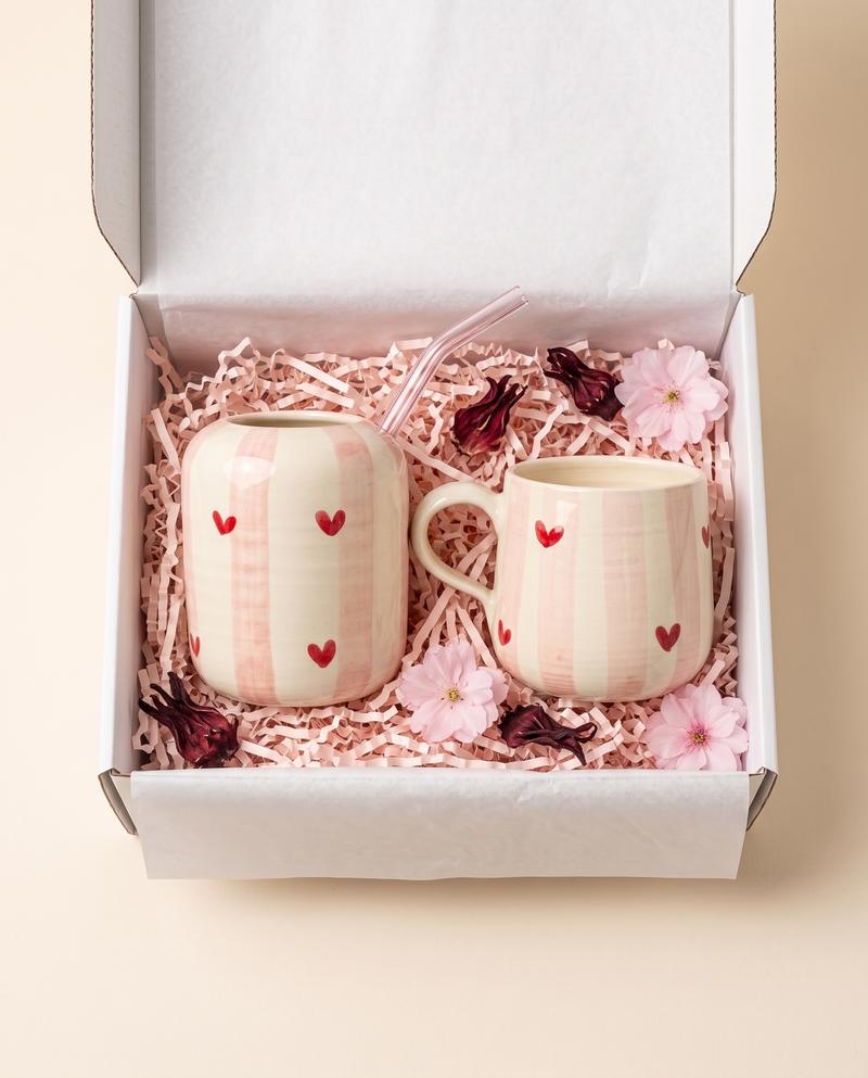 sougui_coffret_duo_coeurs_woocommerce Coffret Duo Cœurs : Tasse et Gobelet avec Paille en Verre – Image 1